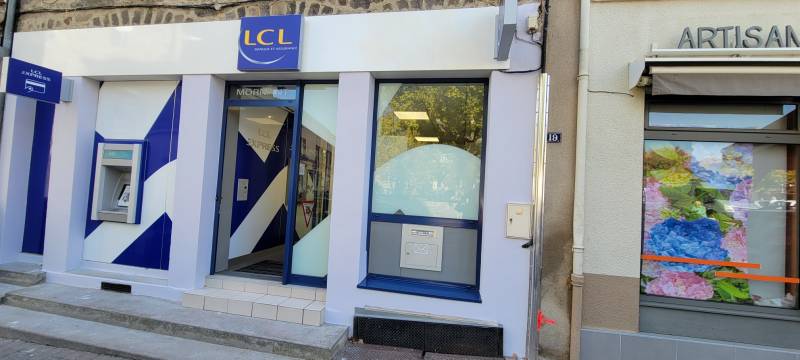 Peinture basse pression des menuiseries et porte automatique d'une agence bancaire secteur Lyon